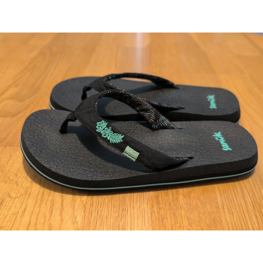 Sanuk Yoga Joy flip-flop sandals black thin strap 6W Green Palms Great Cond!